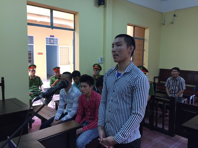 Nhóm thanh thiếu niên cầm dao rựa xin 7 con gà lãnh hơn 35 năm tù - Ảnh 2.