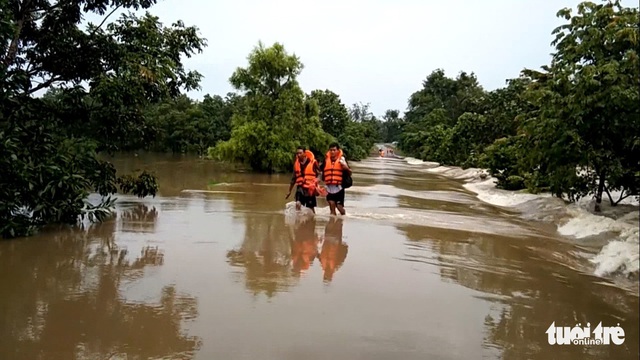 Chiến sĩ đu dây đưa người dân thoát lũ ở Tây Nguyên - Ảnh 8.