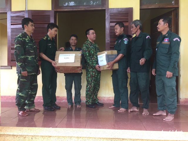 Chiến sĩ đu dây đưa người dân thoát lũ ở Tây Nguyên - Ảnh 14.