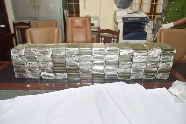 Chặn ôtô đưa 120 bánh heroin từ Lào vào Việt Nam - Ảnh 1.