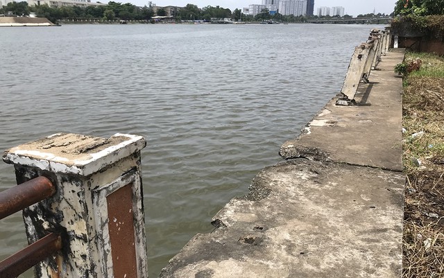 Kè sông xuống cấp, không ai sửa chữa - Ảnh 1.