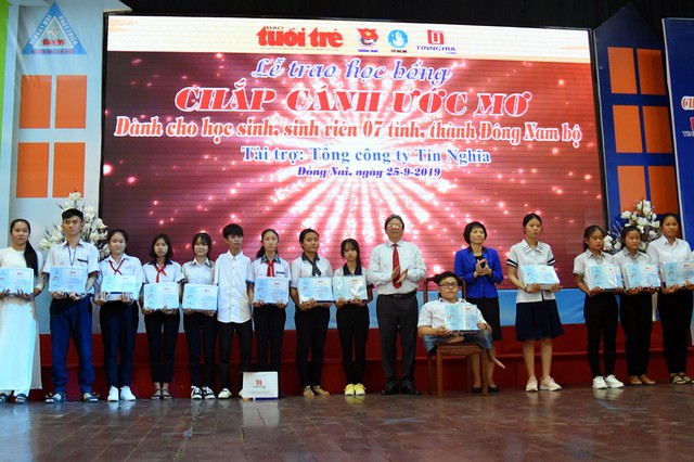 Trao 65 suất học bổng Chắp cánh ước mơ cho HS-SV khó khăn vùng Đông Nam bộ - Ảnh 1.