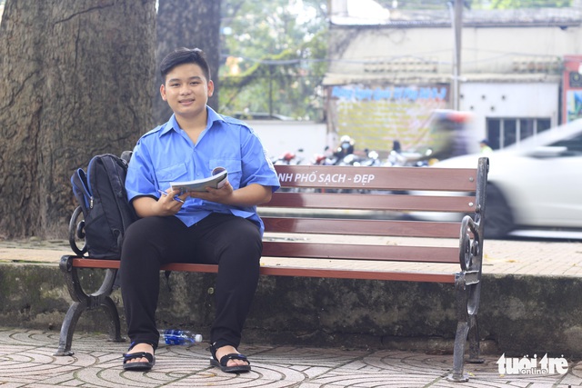 Chàng sinh viên đến trường bằng tình thương của ông bà - Ảnh 3.