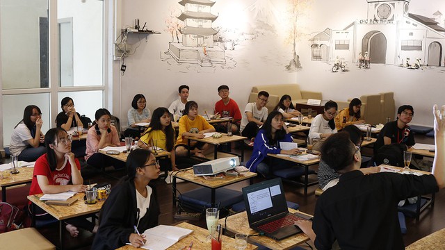 Sinh viên dìu nhau qua môn khó - Ảnh 1.