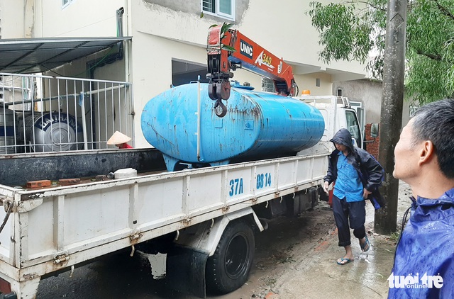 Mưa trắng trời vẫn phải ‘cấp cứu’ nước cho bệnh nhân chạy thận - Ảnh 2.
