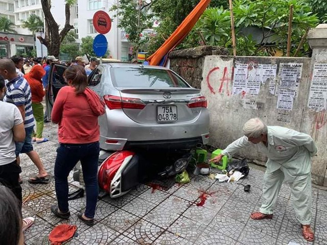 Nữ tài xế đạp nhầm chân ga, tông 3 người bị thương - Ảnh 1.