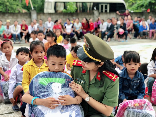 Mưa lớn dồn dập, nhiều trường học Nghệ An lùi ngày khai giảng - Ảnh 1.