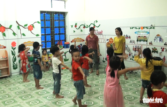 Các cô giáo Nghệ An đội mưa chuẩn bị sân khấu khai giảng - Ảnh 2.