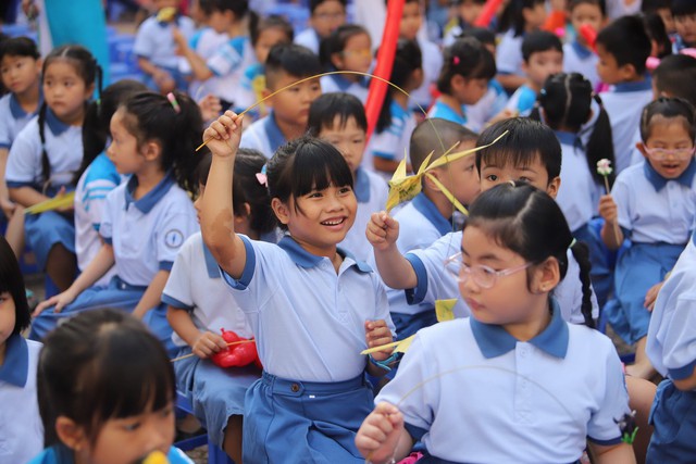 Tôi sẽ kể con nghe ngày khai giảng xưa vui không thể tả - Ảnh 1.