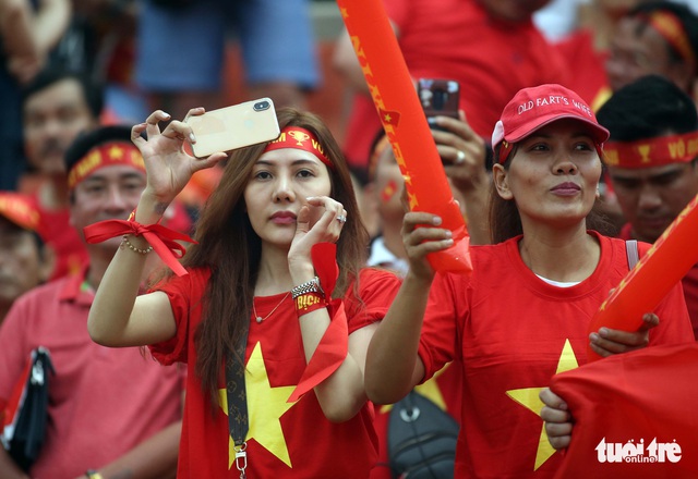 Sắc đỏ trên sân Thammasat - Ảnh 2.