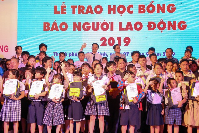 121 suất học bổng cho con em công nhân khó khăn - Ảnh 1.
