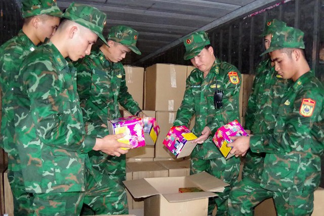 Mở container hành tây thấy 500 thùng pháo nặng gần 13 tấn - Ảnh 1.