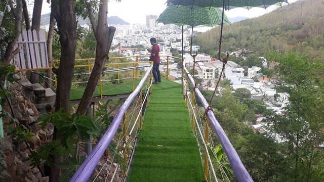 Xâu xé đất lâm nghiệp để làm chỗ kinh doanh, trạm dừng chân - Ảnh 2.