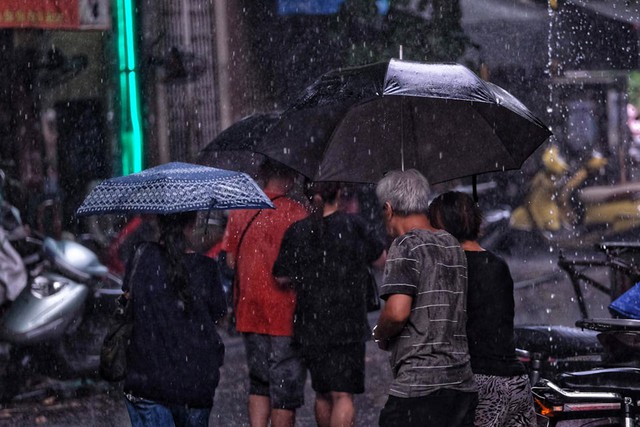 Mưa lớn ở miền Bắc, gió mạnh và sóng lớn phía Nam - Ảnh 1.