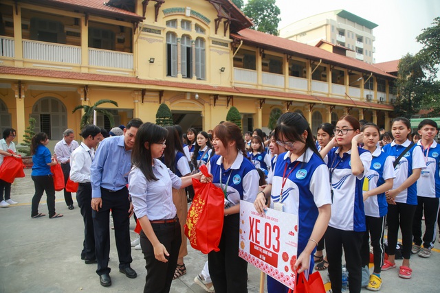 Hàng ngàn sinh viên về quê ăn tết được miễn phí tiền xe, được tặng quà và lì xì - Ảnh 2.