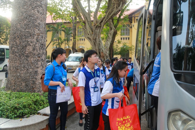 Hàng ngàn sinh viên về quê ăn tết được miễn phí tiền xe, được tặng quà và lì xì - Ảnh 1.