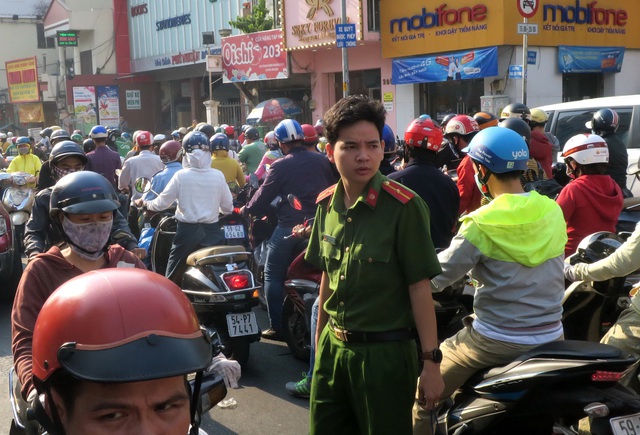Đường phố giáp tết kẹt cứng - Ảnh 4.