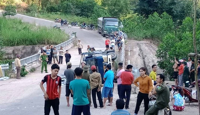 Xe tải lật nghiêng khi xuống dốc, 2 người chết - Ảnh 1.
