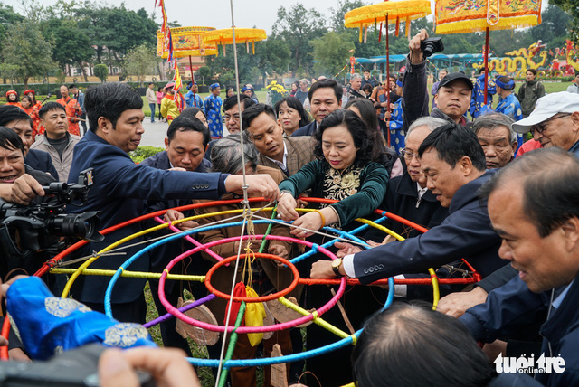 Thả cá chép, dựng cây nêu đón năm mới tại Hoàng thành Thăng Long - Ảnh 1.