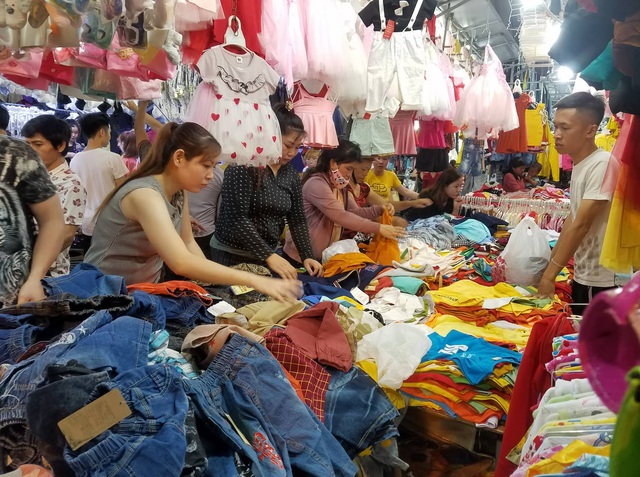 Công nhân săn quần áo tết giảm giá đến tối mịt - Ảnh 1.