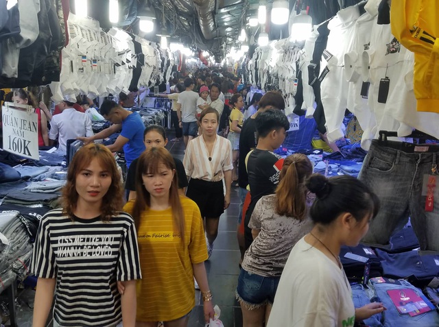 Công nhân săn quần áo tết giảm giá đến tối mịt - Ảnh 2.