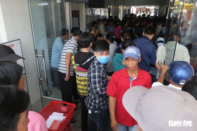 Nghỉ tết, người dân đổ xô đi làm giấy chứng minh nhân dân - Ảnh 3.