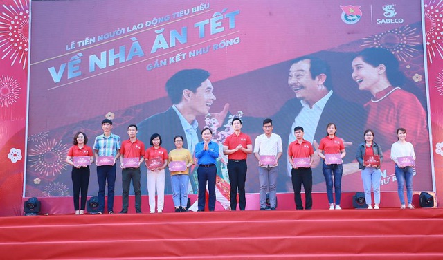 2.000 người lao động thành công khởi hành về nhà ăn tết - Ảnh 1.