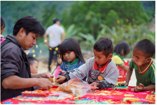 Bánh tét cho trẻ em người Cor đón tết - Ảnh 2.