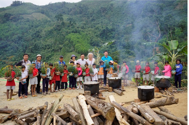 Bánh tét cho trẻ em người Cor đón tết - Ảnh 6.