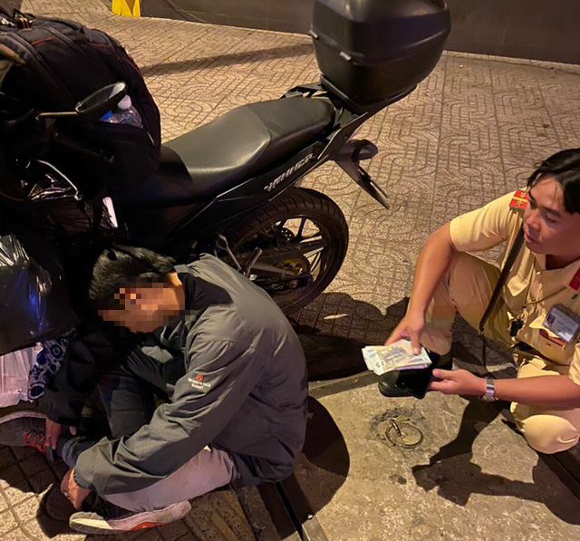 Say xỉn ngủ trên vỉa hè, suýt mất 40 triệu đồng - Ảnh 1.