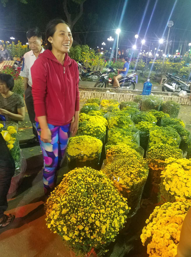 Cúc, quất... giá giảm hơn một nửa, dân Sài Gòn đổ xô đi mua - Ảnh 3. Cúc, quất... giá giảm hơn một nửa, dân Sài Gòn đổ xô đi mua - Ảnh 3.