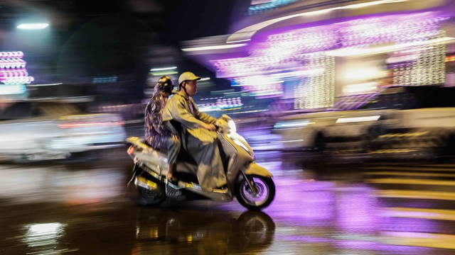 Sắp đến giao thừa nhưng Hà Nội mưa lớn, đường phố buồn thiu - Ảnh 1.