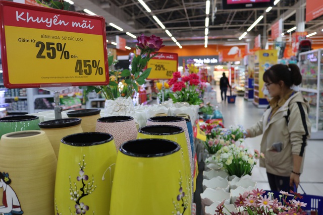 Siêu thị bung thêm khuyến mãi - Ảnh 1.