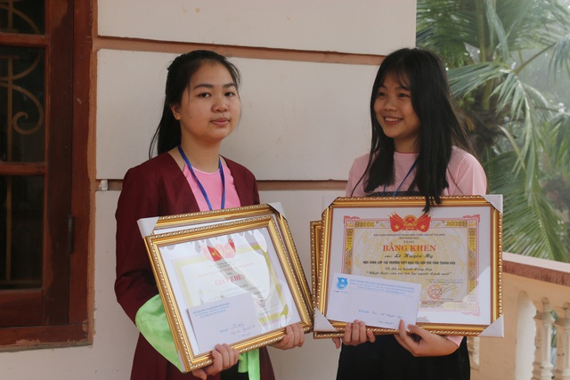 Khen thưởng hai nữ sinh trả 14 triệu đồng cho người đánh rơi - Ảnh 2.