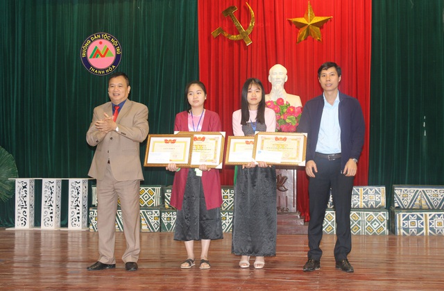 Khen thưởng hai nữ sinh trả 14 triệu đồng cho người đánh rơi - Ảnh 1.