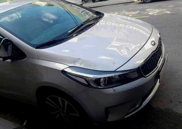 Nữ nhân viên điều phối taxi ở Đà Nẵng dùng đá đập đầu xe taxi công nghệ - Ảnh 1.