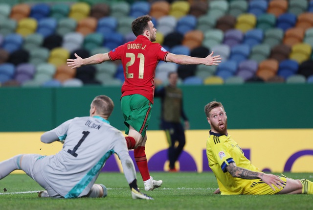Không Ronaldo, Bồ Đào Nha vẫn đại thắng Thụy Điển - Ảnh 2.