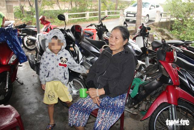 Mệ Xinh 6 đêm chong đèn giữ của cho bà con giữa biển nước Triệu Phong - Ảnh 3.