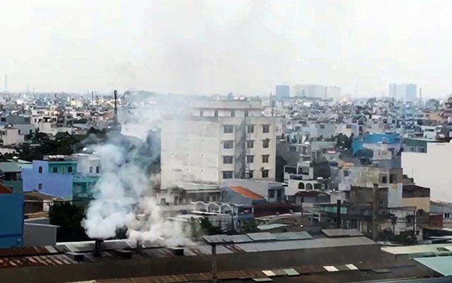 Nhà máy ồn, ngột ngạt khu dân cư: Không đình chỉ vì... chưa có quy định - Ảnh 1.