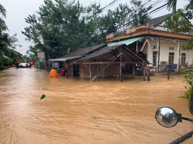 TRỰC TIẾP: Bão số 9 trên đất liền Quảng Nam - Quảng Ngãi, hàng loạt nhà sập, tốc mái - Ảnh 2. TRỰC TIẾP: Bão số 9 trên đất liền Quảng Nam - Quảng Ngãi, hàng loạt nhà sập, tốc mái - Ảnh 2.