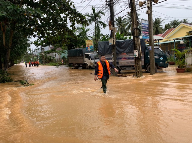 TRỰC TIẾP: Bão số 9 trên đất liền Quảng Nam - Quảng Ngãi, hàng loạt nhà sập, tốc mái - Ảnh 3. TRỰC TIẾP: Bão số 9 trên đất liền Quảng Nam - Quảng Ngãi, hàng loạt nhà sập, tốc mái - Ảnh 3.