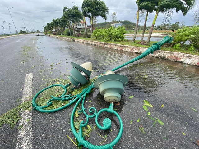 TRỰC TIẾP: Bão số 9 trên đất liền Quảng Nam - Quảng Ngãi, hàng loạt nhà sập, tốc mái - Ảnh 3. TRỰC TIẾP: Bão số 9 trên đất liền Quảng Nam - Quảng Ngãi, hàng loạt nhà sập, tốc mái - Ảnh 3.