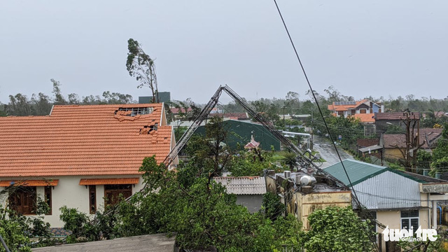 TRỰC TIẾP: Bão số 9 đã đổ bộ, hàng loạt nhà dân sập, tốc mái - Ảnh 1. TRỰC TIẾP: Bão số 9 đã đổ bộ, hàng loạt nhà dân sập, tốc mái - Ảnh 1.