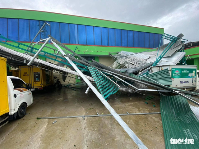 Bão vô Quảng Ngãi: Cổng chào bằng thép, cây xanh ngã đổ - Ảnh 4.