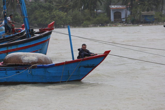 TRỰC TIẾP: Bão số 9 đã đổ bộ, hàng loạt nhà dân sập, tốc mái - Ảnh 1. TRỰC TIẾP: Bão số 9 đã đổ bộ, hàng loạt nhà dân sập, tốc mái - Ảnh 1.