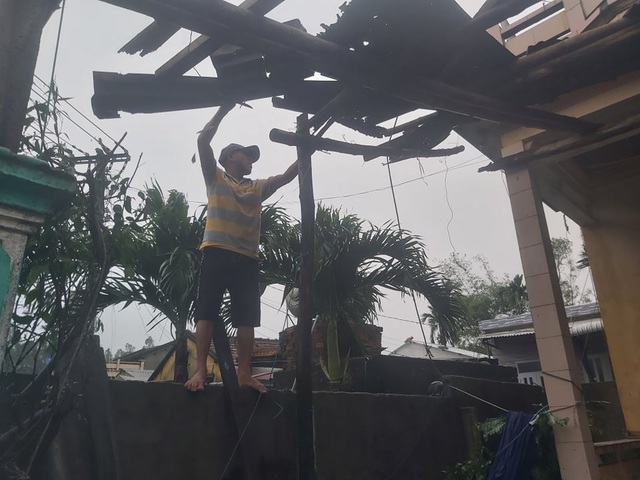 TRỰC TIẾP: Bão số 9 đã đổ bộ, hàng loạt nhà dân sập, tốc mái - Ảnh 4. TRỰC TIẾP: Bão số 9 đã đổ bộ, hàng loạt nhà dân sập, tốc mái - Ảnh 4.