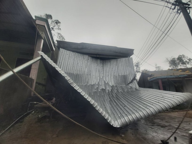 TRỰC TIẾP: Bão số 9 đã đổ bộ, hàng loạt nhà dân sập, tốc mái - Ảnh 1. TRỰC TIẾP: Bão số 9 đã đổ bộ, hàng loạt nhà dân sập, tốc mái - Ảnh 1.