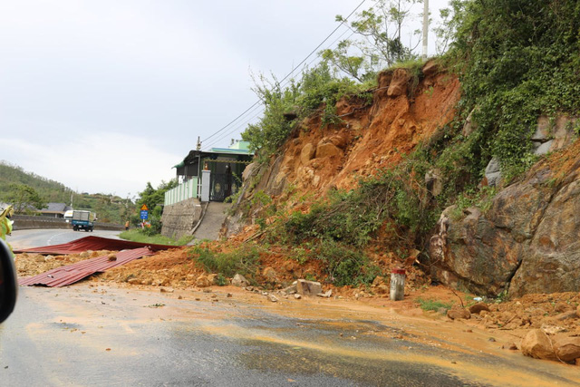TRỰC TIẾP: Bão số 9 trên đất liền Quảng Nam - Quảng Ngãi, hàng loạt nhà sập, tốc mái - Ảnh 3. TRỰC TIẾP: Bão số 9 trên đất liền Quảng Nam - Quảng Ngãi, hàng loạt nhà sập, tốc mái - Ảnh 3.