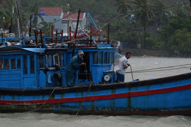 TRỰC TIẾP: Bão số 9 đã đổ bộ, hàng loạt nhà dân sập, tốc mái - Ảnh 1. TRỰC TIẾP: Bão số 9 đã đổ bộ, hàng loạt nhà dân sập, tốc mái - Ảnh 1.