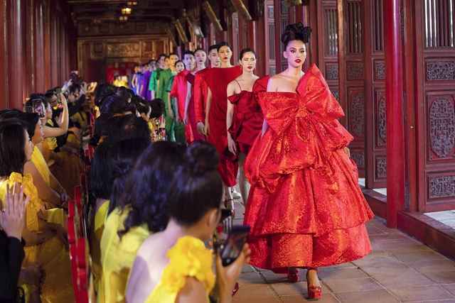 Show diễn thời trang Vàng son trong Đại nội Huế khá rực rỡ, nhưng... - Ảnh 3.